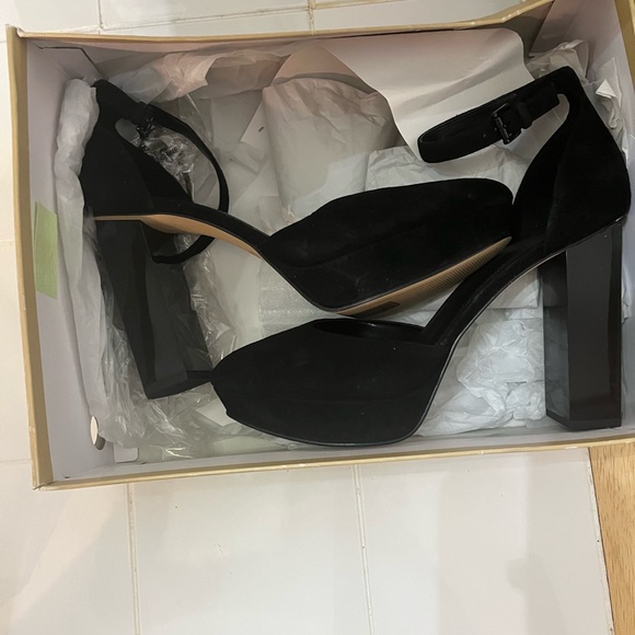 Micheal Kors Petra closed toe - Picture 3 of 5